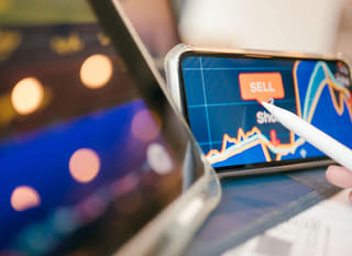 Trader analysiert Bitcoin-, Ethereum- und Forex-Optionen an mehreren Märkten gleichzeitig
